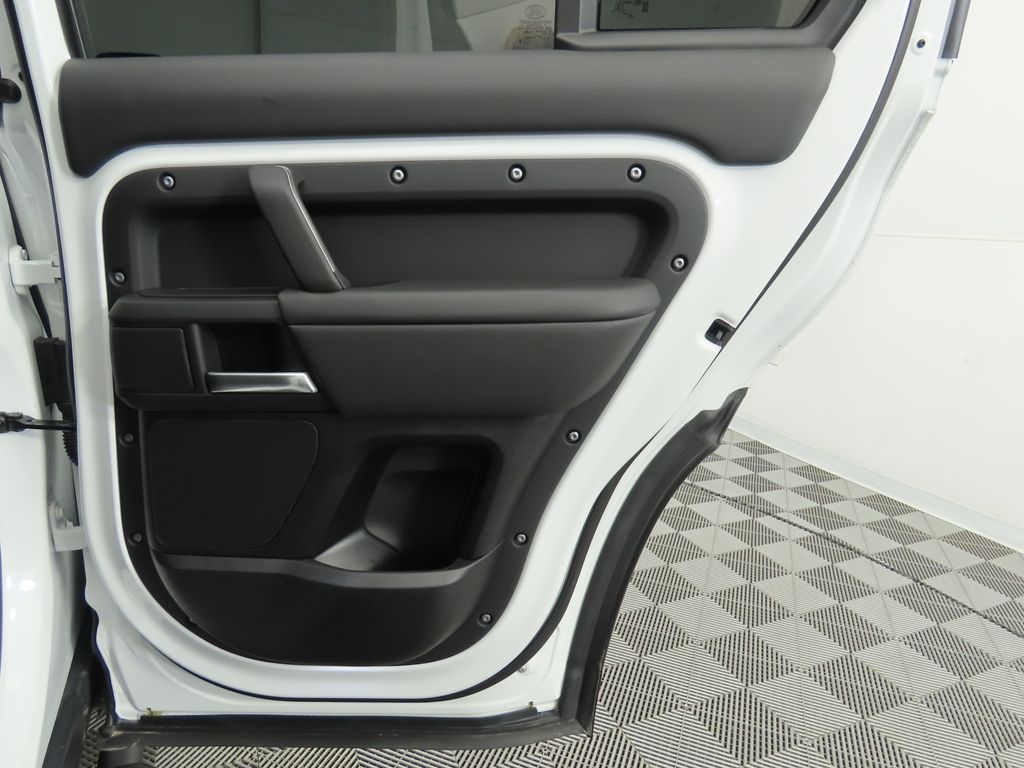 2025 Land Rover Defender 110 X-Dynamic SE photo 27