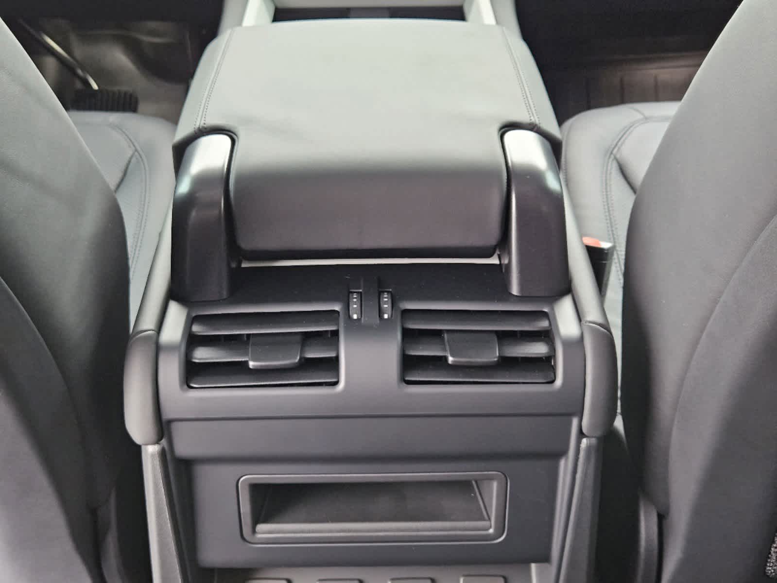 2025 Land Rover Defender 110 X-Dynamic SE photo 23