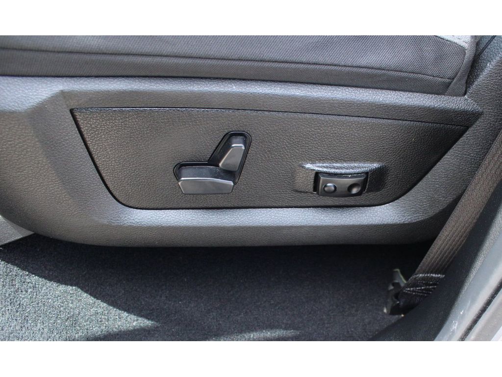 2023 Ram 1500 Classic SLT photo 4