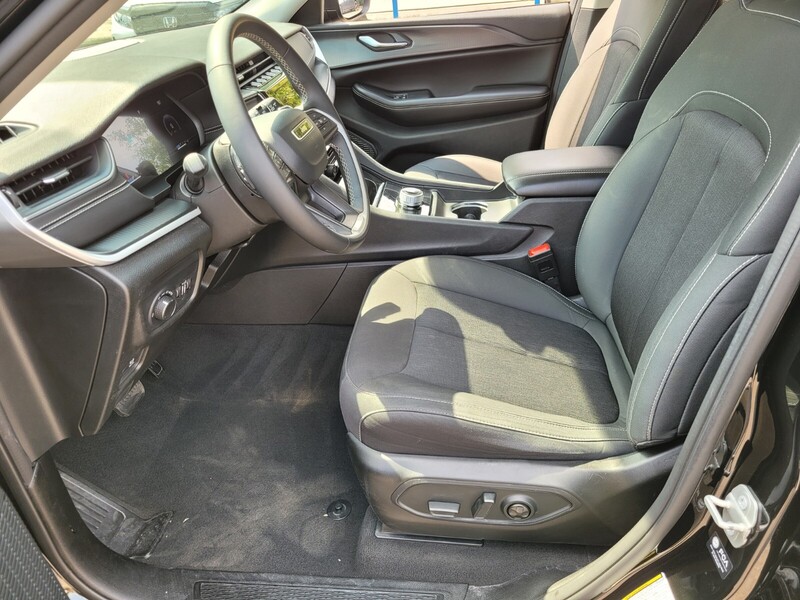 2023 Jeep Grand Cherokee Laredo photo 9