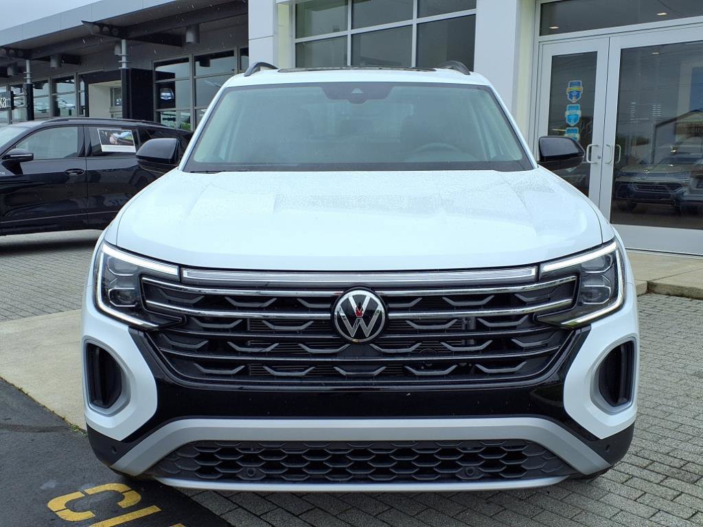 2025 Volkswagen Atlas Peak Edition SE photo 2