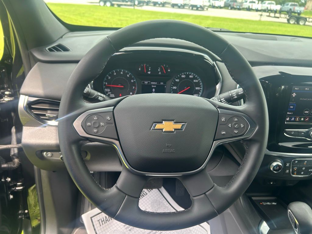 2023 Chevrolet Traverse Cloth photo 2
