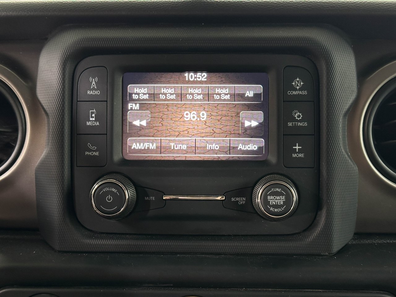 2020 Jeep Wrangler Unlimited Willys photo 10