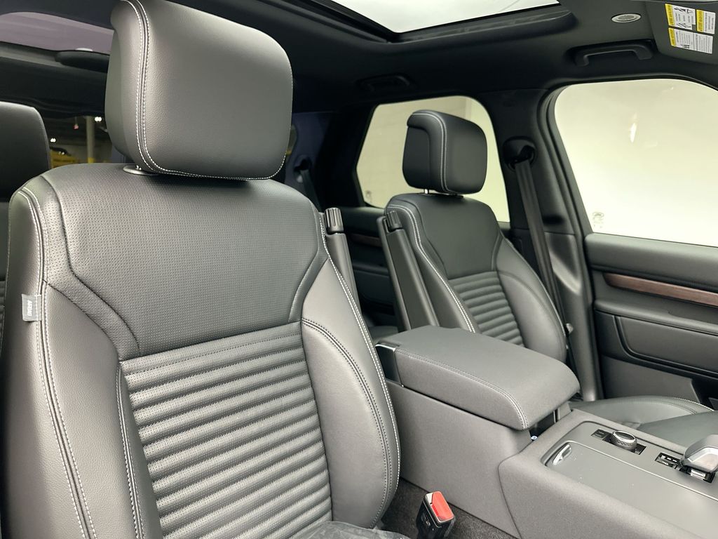 2025 Land Rover Discovery S photo 4