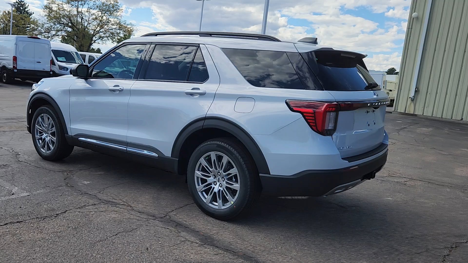 2025 Ford Explorer photo 4