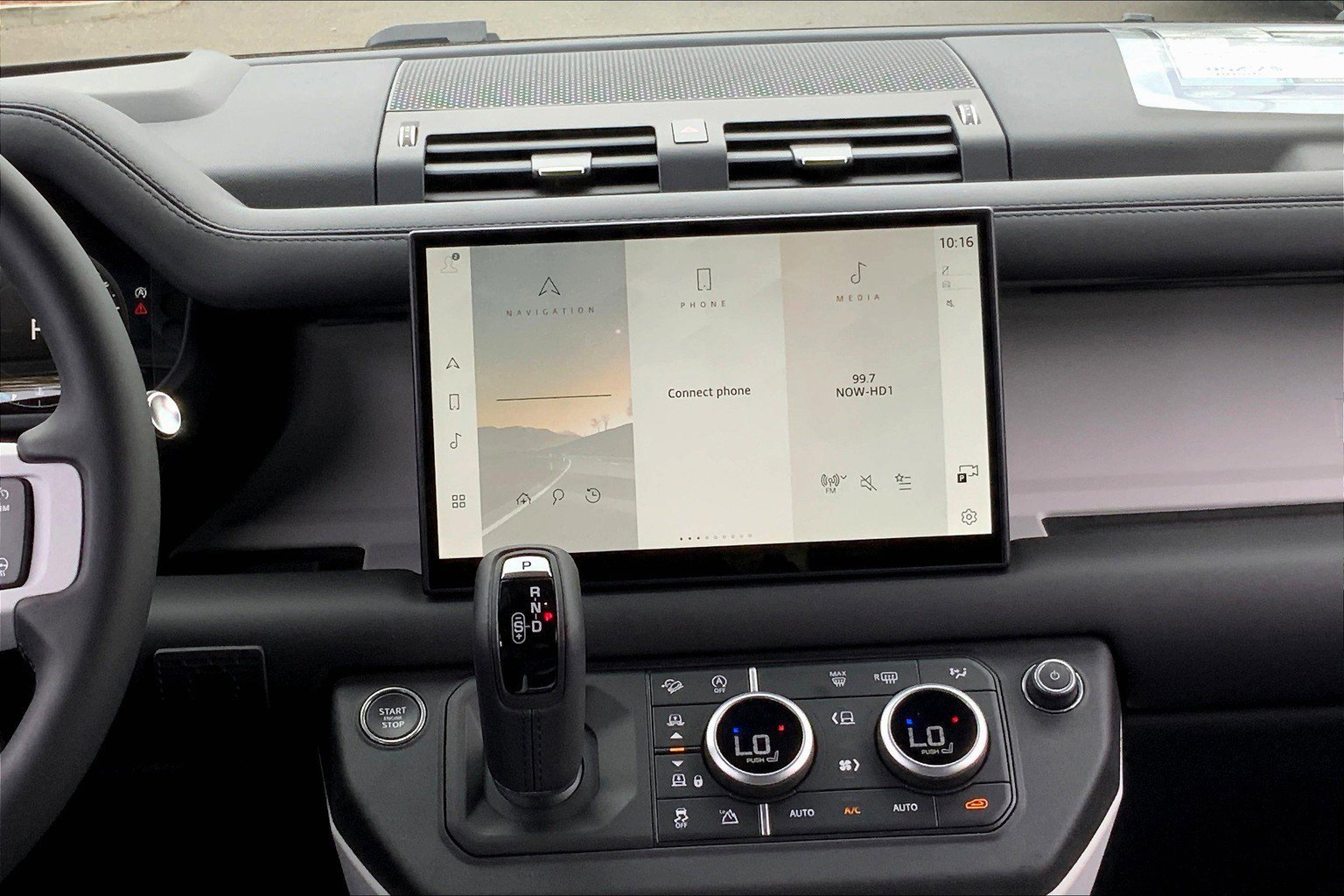 2025 Land Rover Defender 130 X-Dynamic SE photo 6
