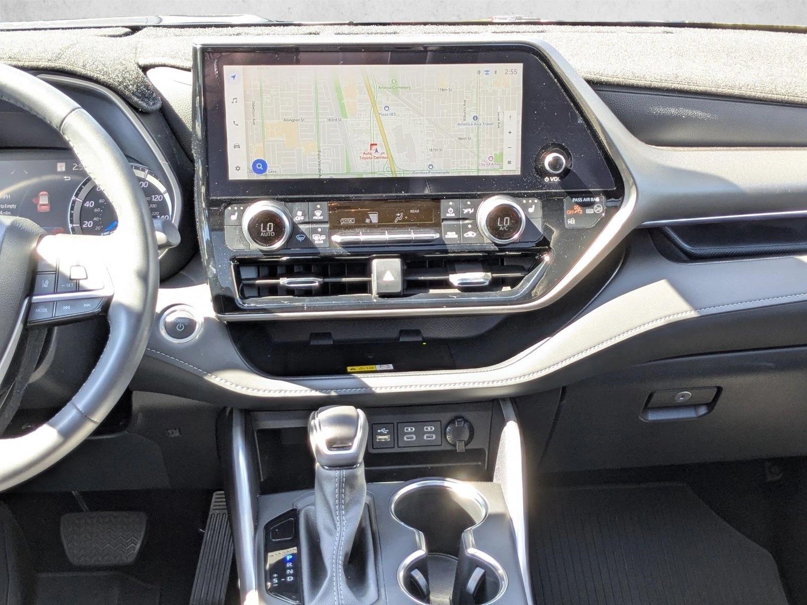 2024 Toyota Highlander Hybrid XLE photo 11