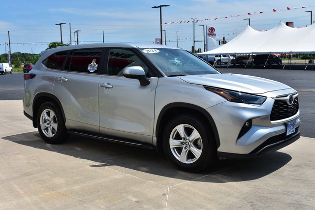 2024 Toyota Highlander LE photo 4
