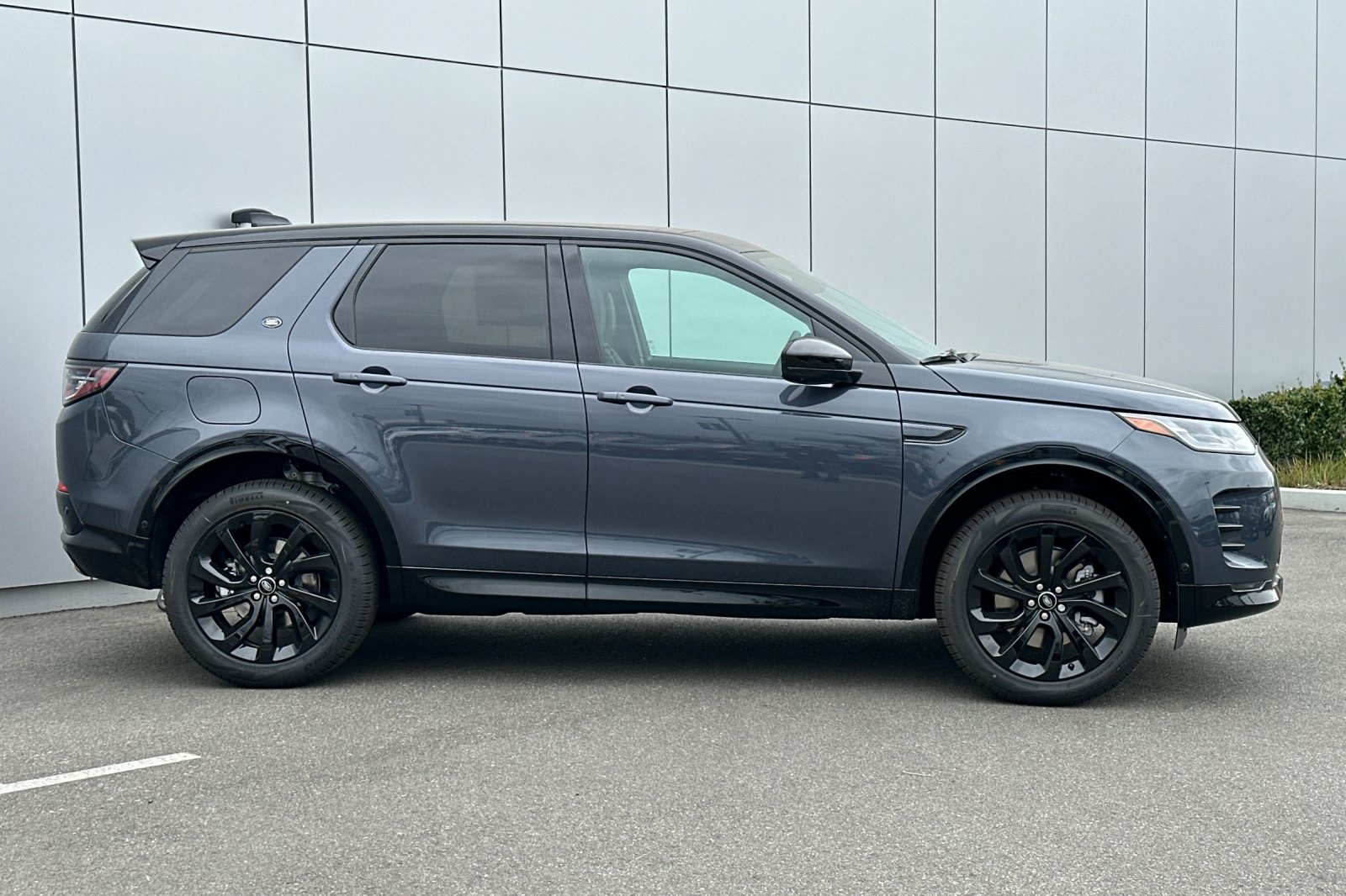 2025 Land Rover Discovery Sport Dynamic SE photo 6