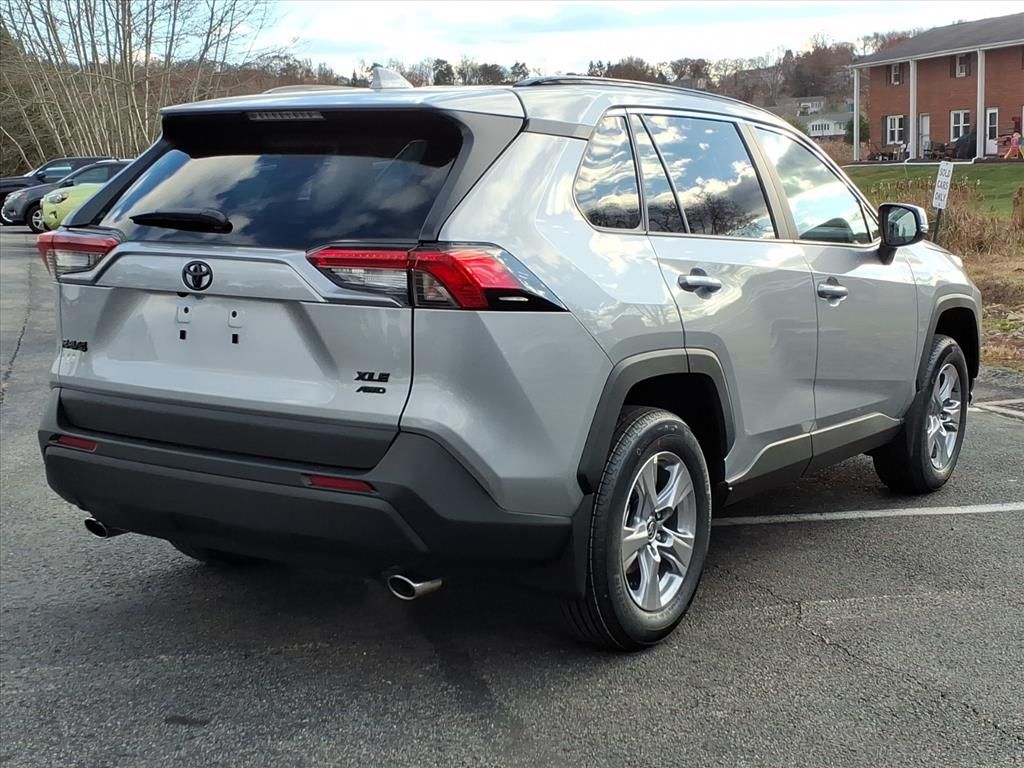 2025 Toyota RAV4 XLE photo 2