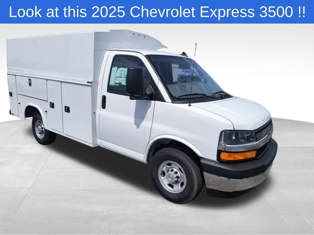 2025 Chevrolet Express Cutaway Base's photo