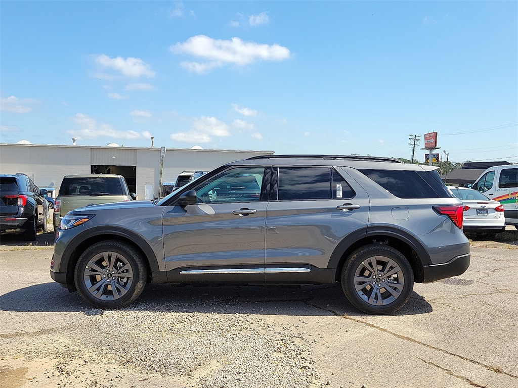 2025 Ford Explorer photo 3