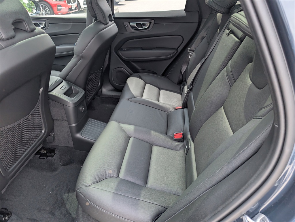 2025 Volvo XC60 T8 Plus photo 7