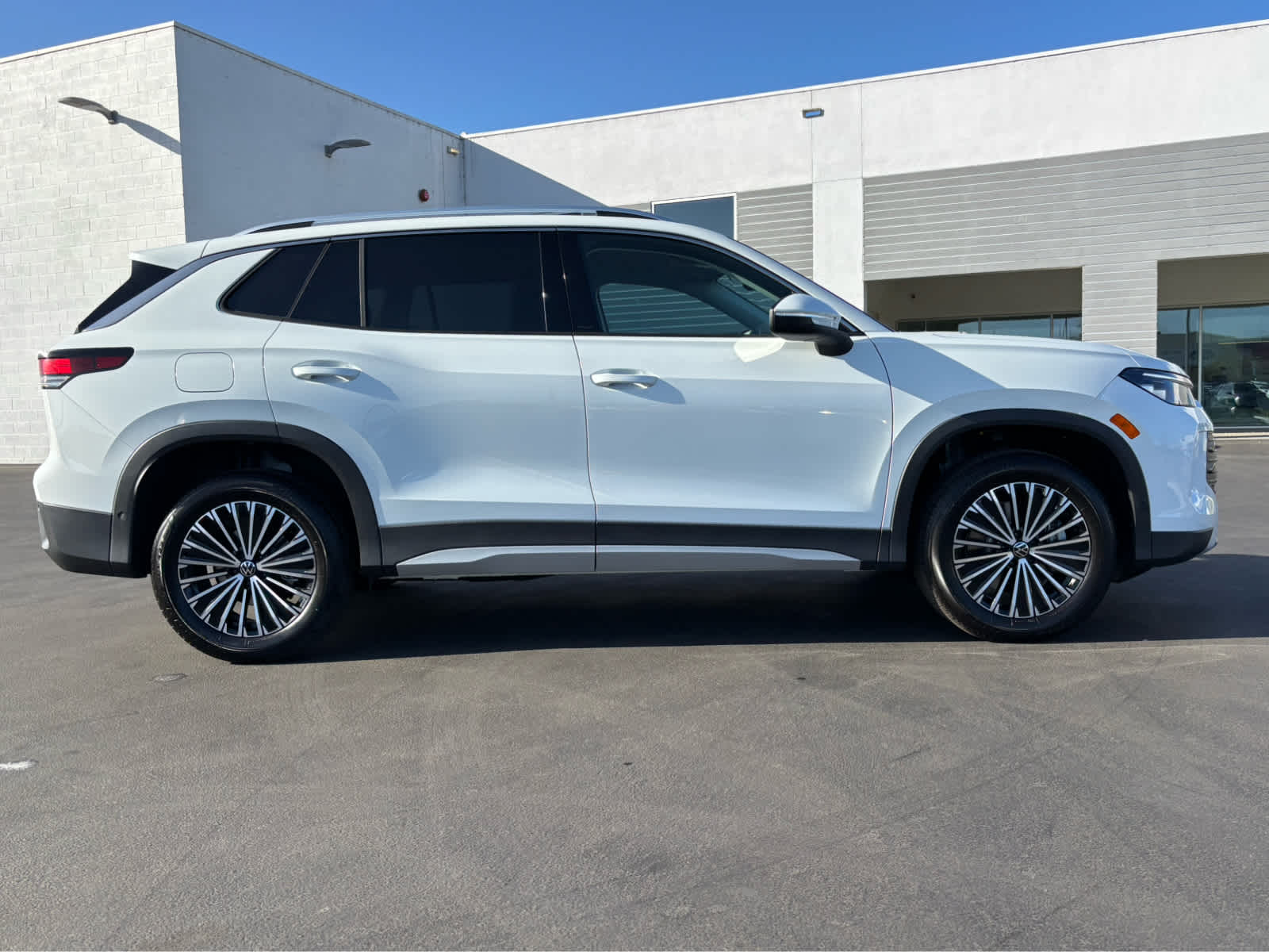 2025 Volkswagen Tiguan S photo 3