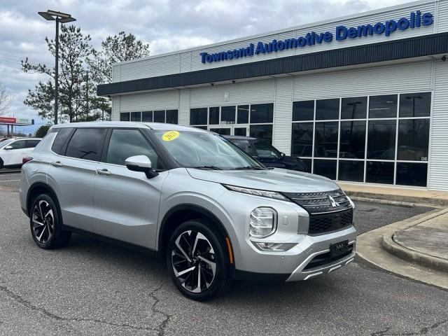 Pre-Owned 2023 Mitsubishi Outlander SE