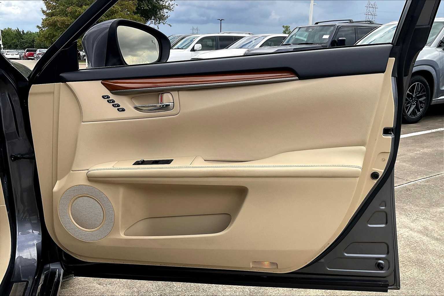 2013 Lexus ES 300h photo 20