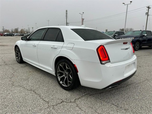 2018 Chrysler 300 photo 2