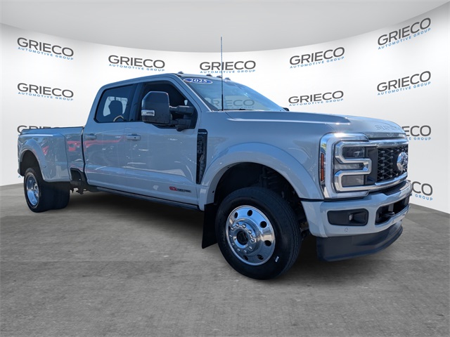 2025 Ford F-450 Super Duty Platinum's photo