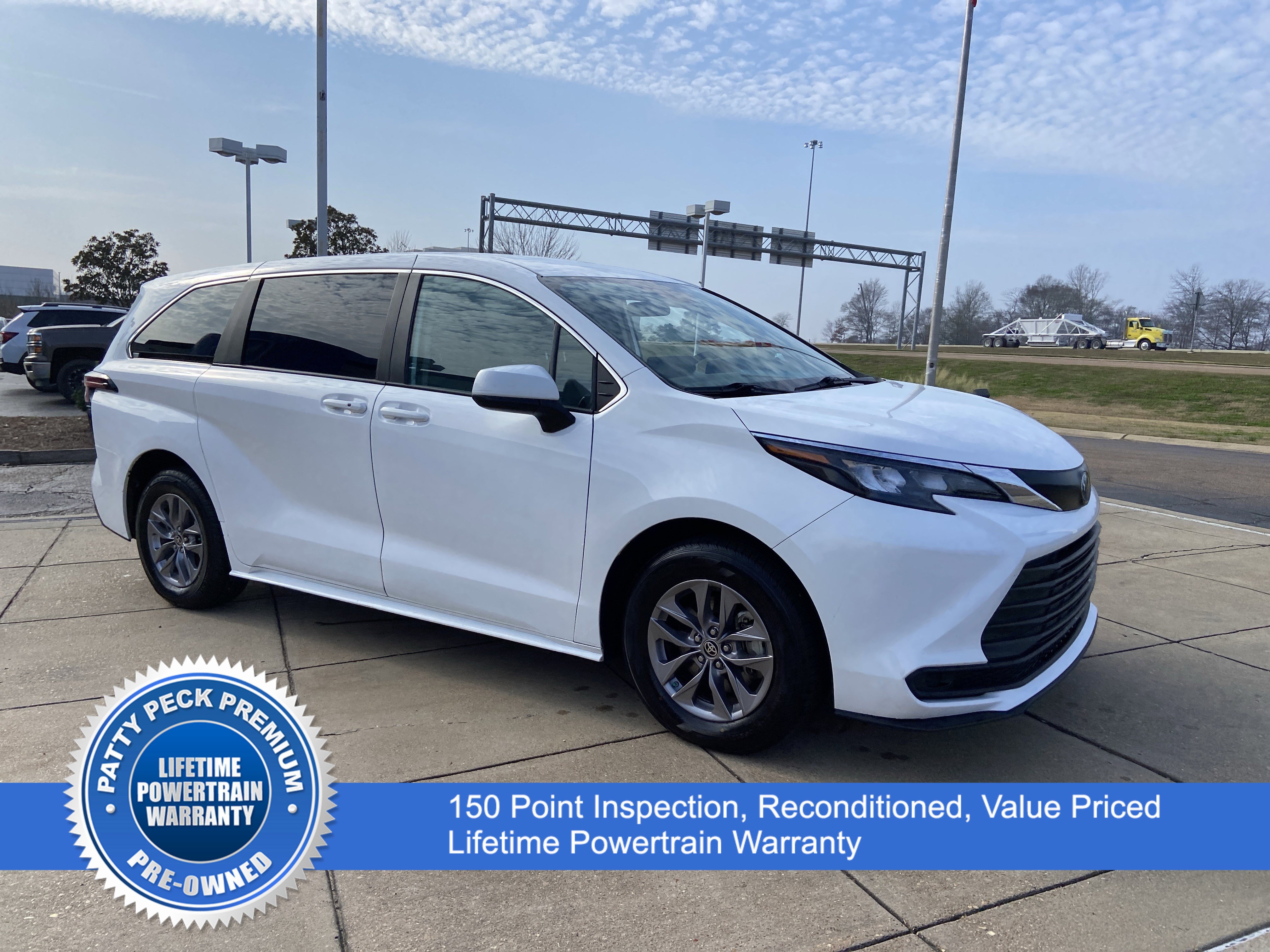 2024 Toyota Sienna LE's photo