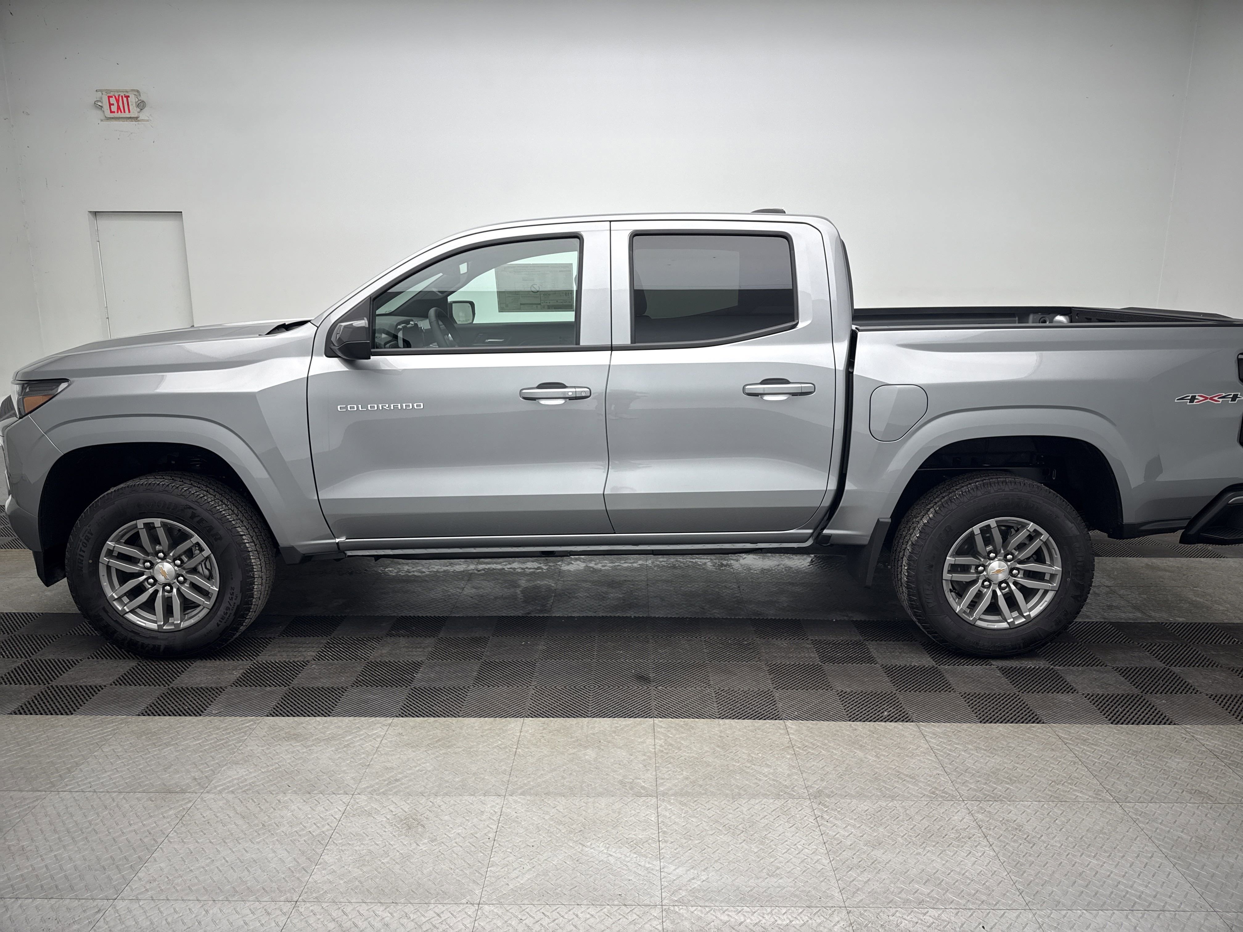 2025 Chevrolet Colorado Work Truck LT photo 4