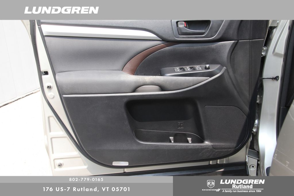 2015 Toyota Highlander LE Plus photo 11