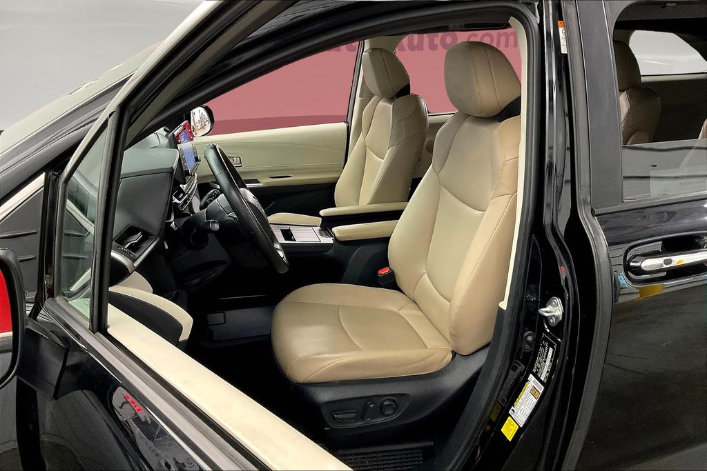 2023 Toyota Sienna XLE photo 23