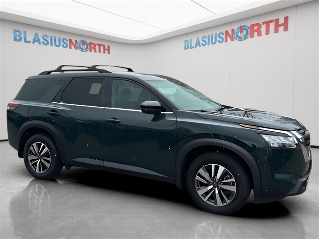2023 Nissan Pathfinder SL photo 3
