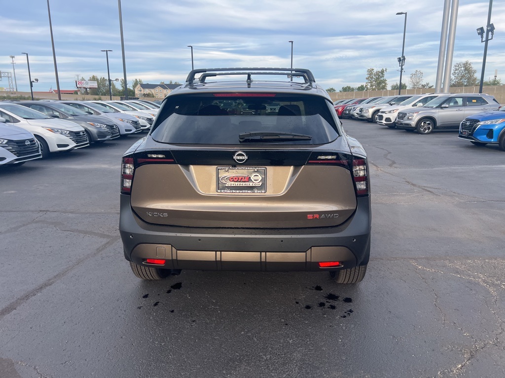 2026 Nissan Kicks SR photo 3