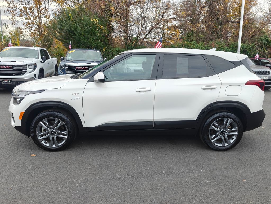 2023 Kia Seltos LX photo 3