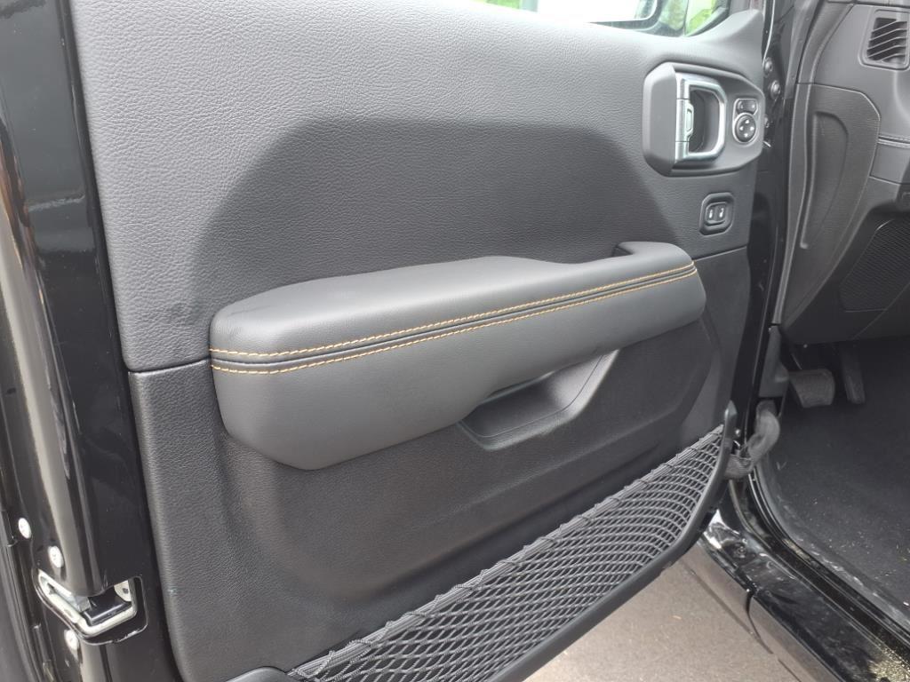 2025 Jeep Wrangler Sahara photo 4