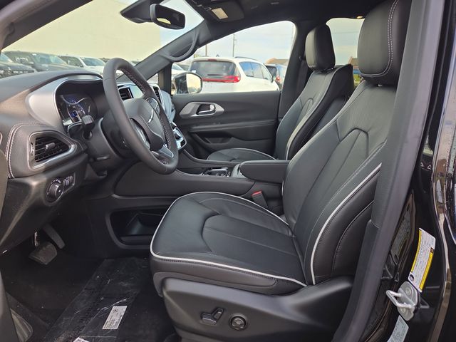 2026 Chrysler Pacifica Limited photo 4