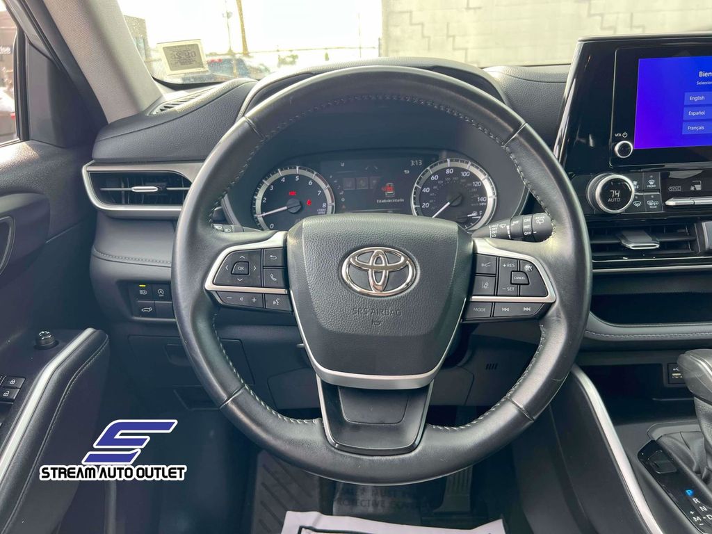 2023 Toyota Highlander LE photo 13