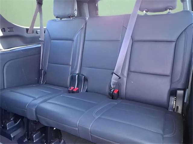 2023 Chevrolet Suburban LT photo 6
