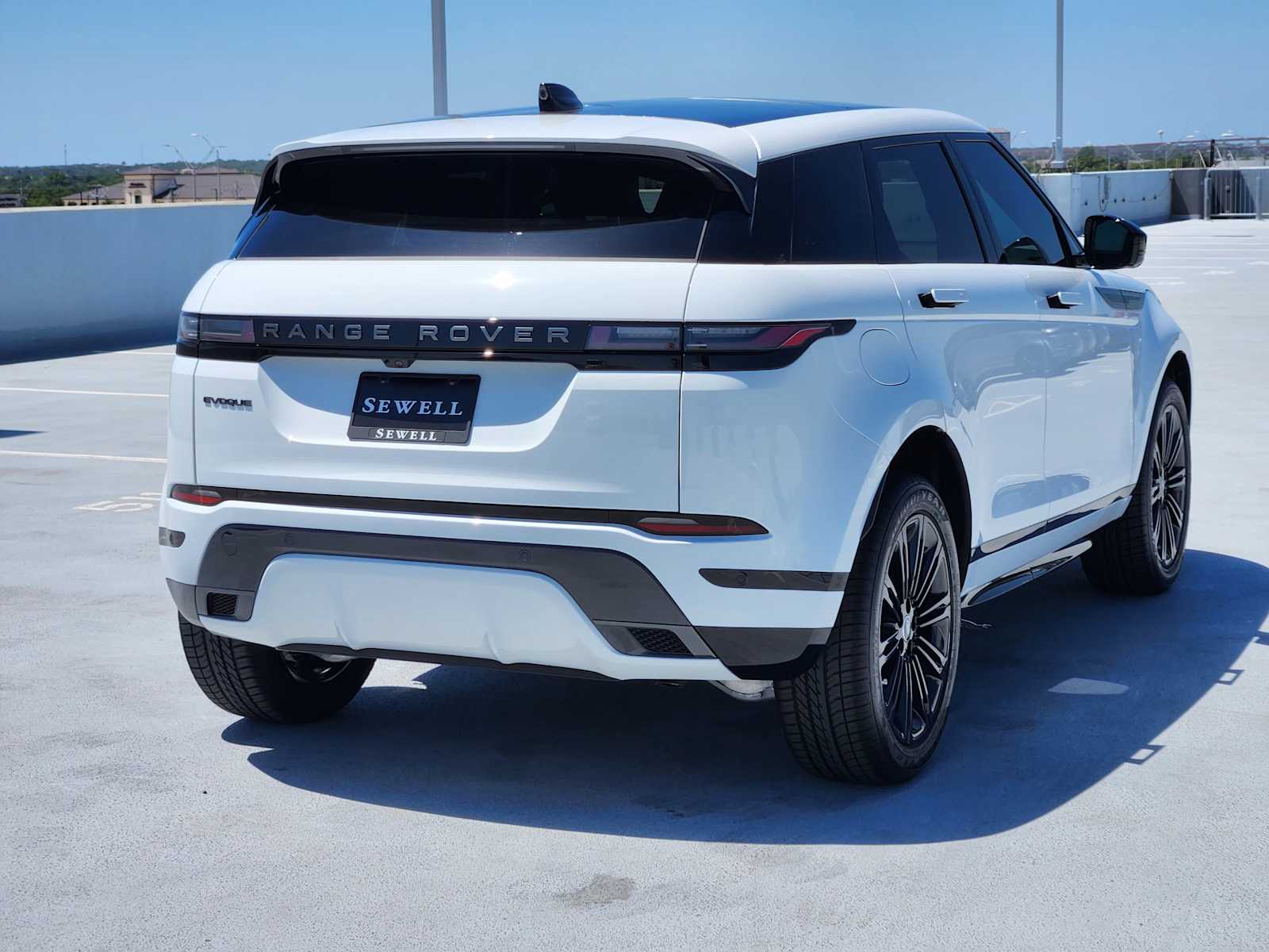 2026 Land Rover Range Rover Evoque Dynamic SE photo 7