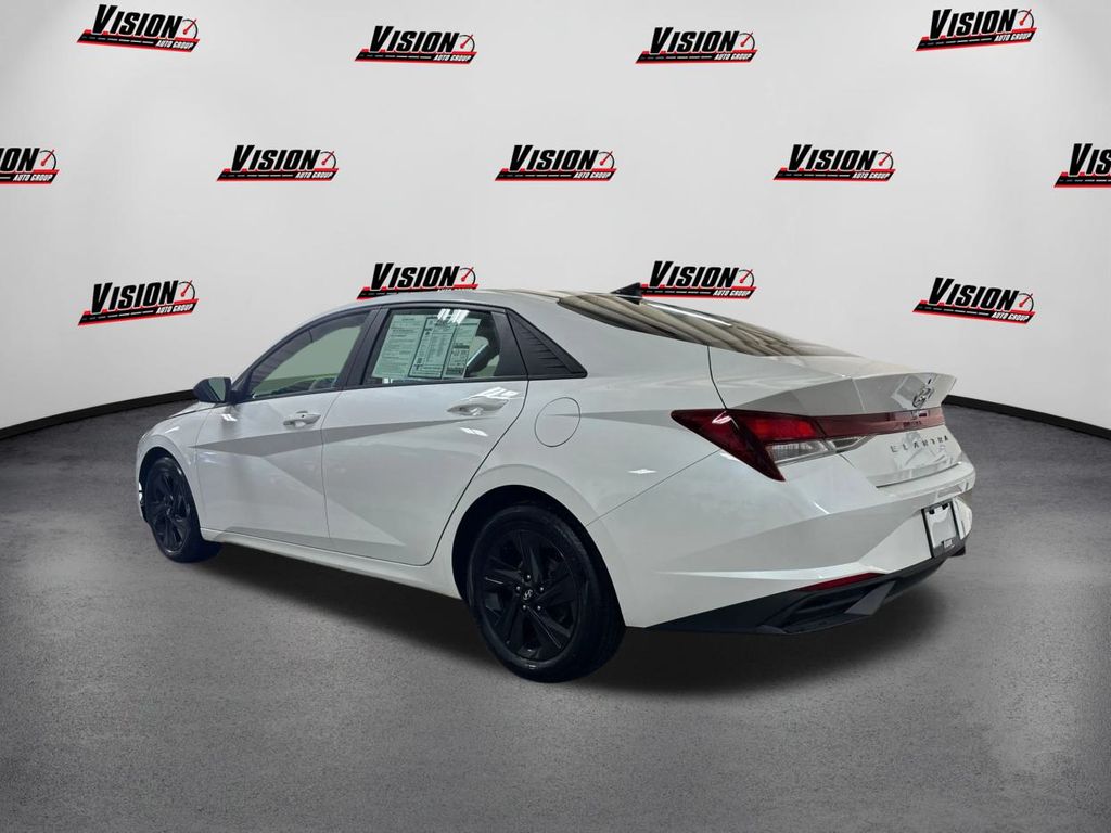 2023 Hyundai Elantra SEL photo 7