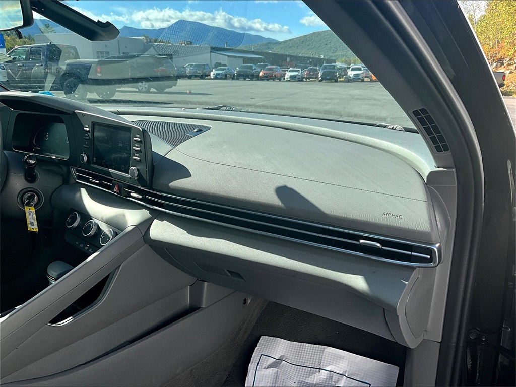 2024 Hyundai Elantra SE photo 12