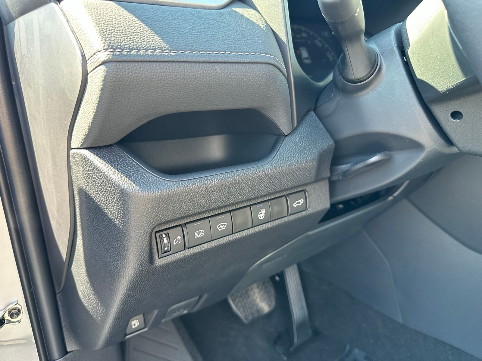 2025 Toyota RAV4 Hybrid XLE photo 18