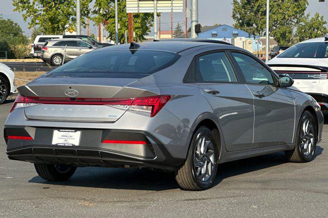 2025 Hyundai Elantra Hybrid Blue photo 4