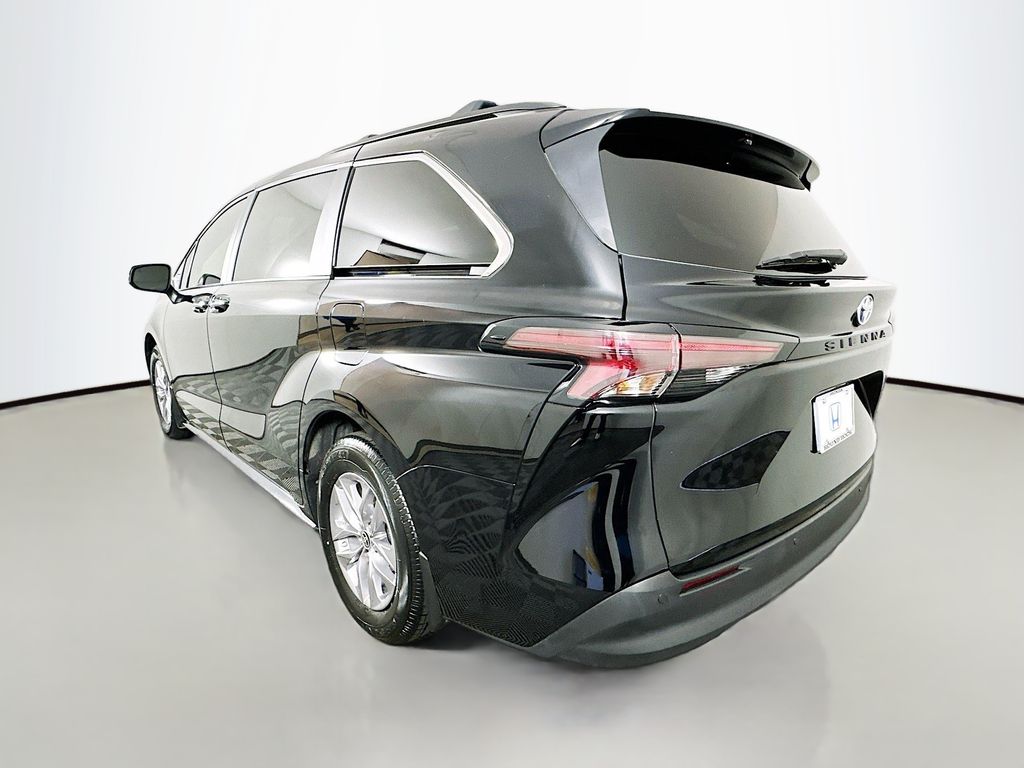 2023 Toyota Sienna XLE photo 7