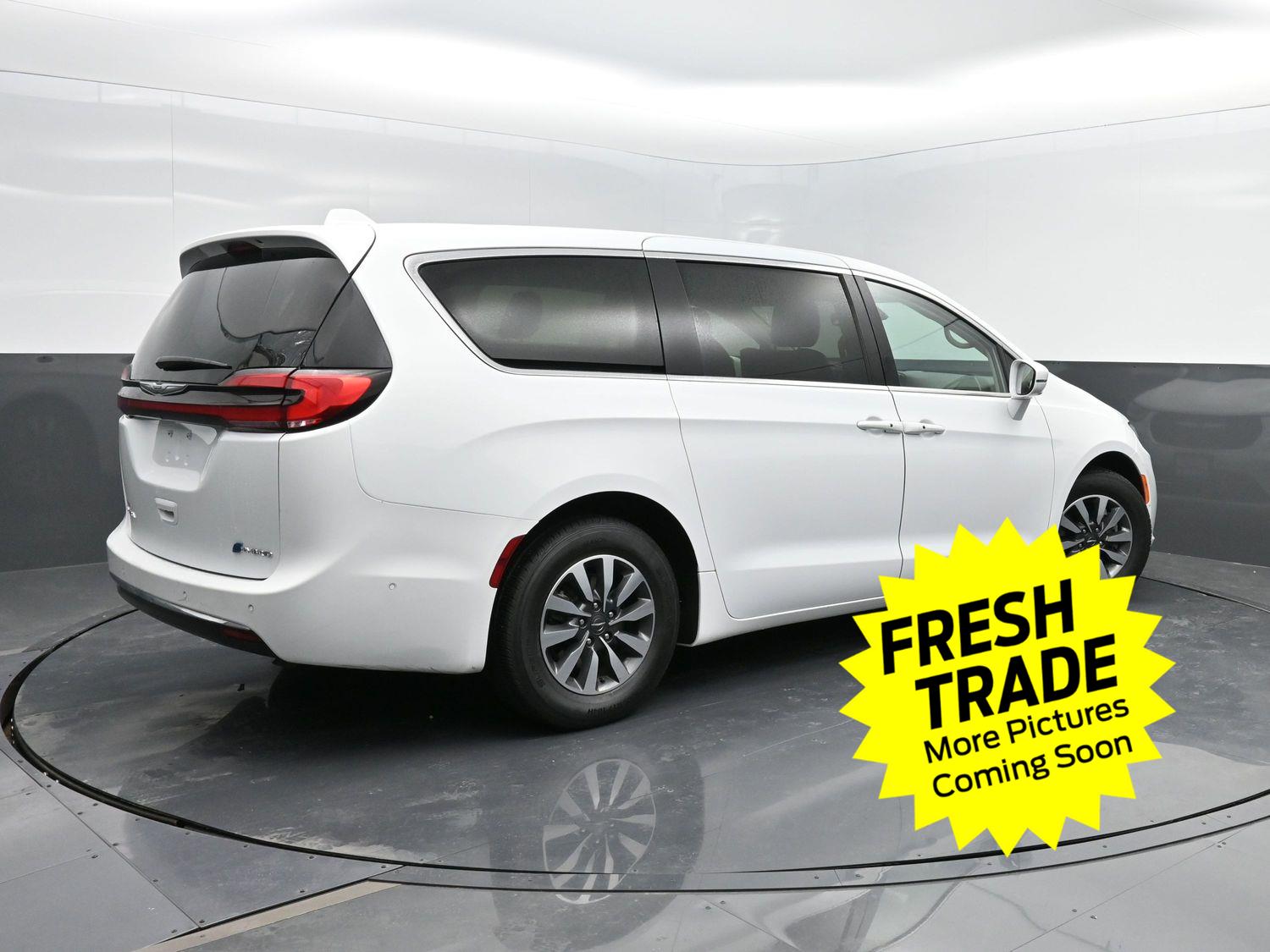 2022 Chrysler Pacifica Hybrid Touring L's photo