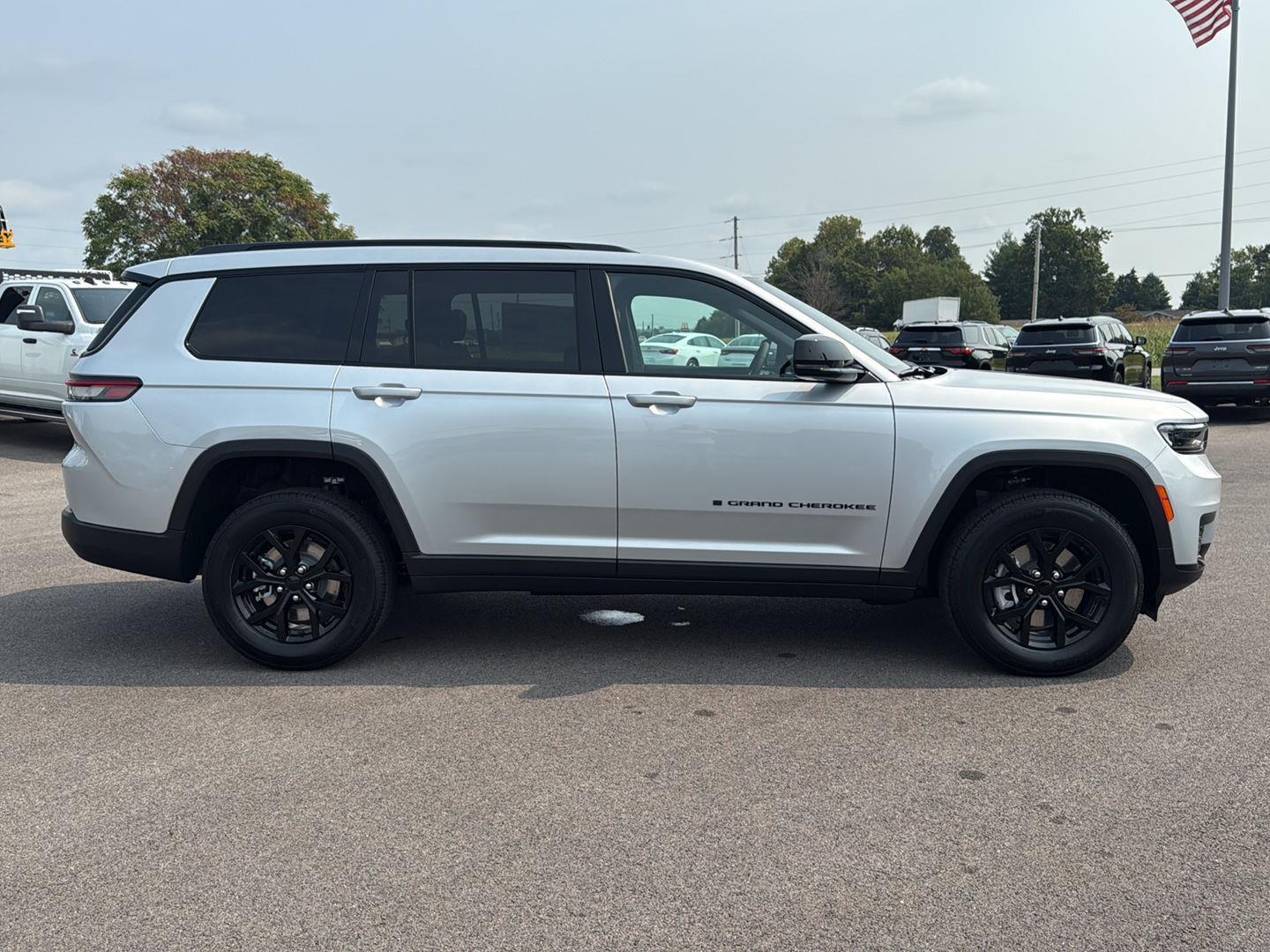 2025 Jeep Grand Cherokee Altitude photo 4