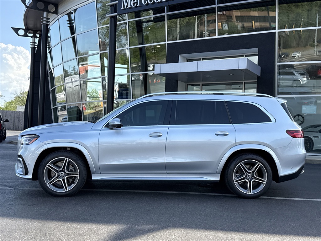 2025 Mercedes Benz GLS 450 4MATIC photo 2