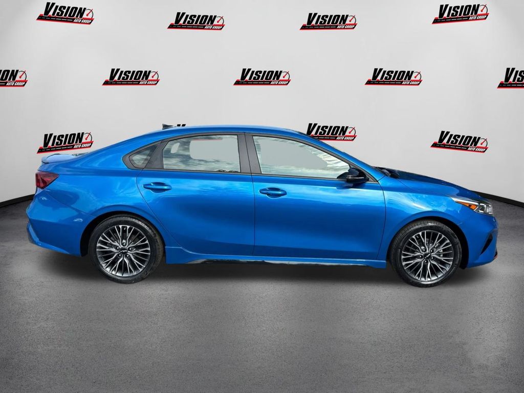 2024 Kia Forte GT-Line photo 4