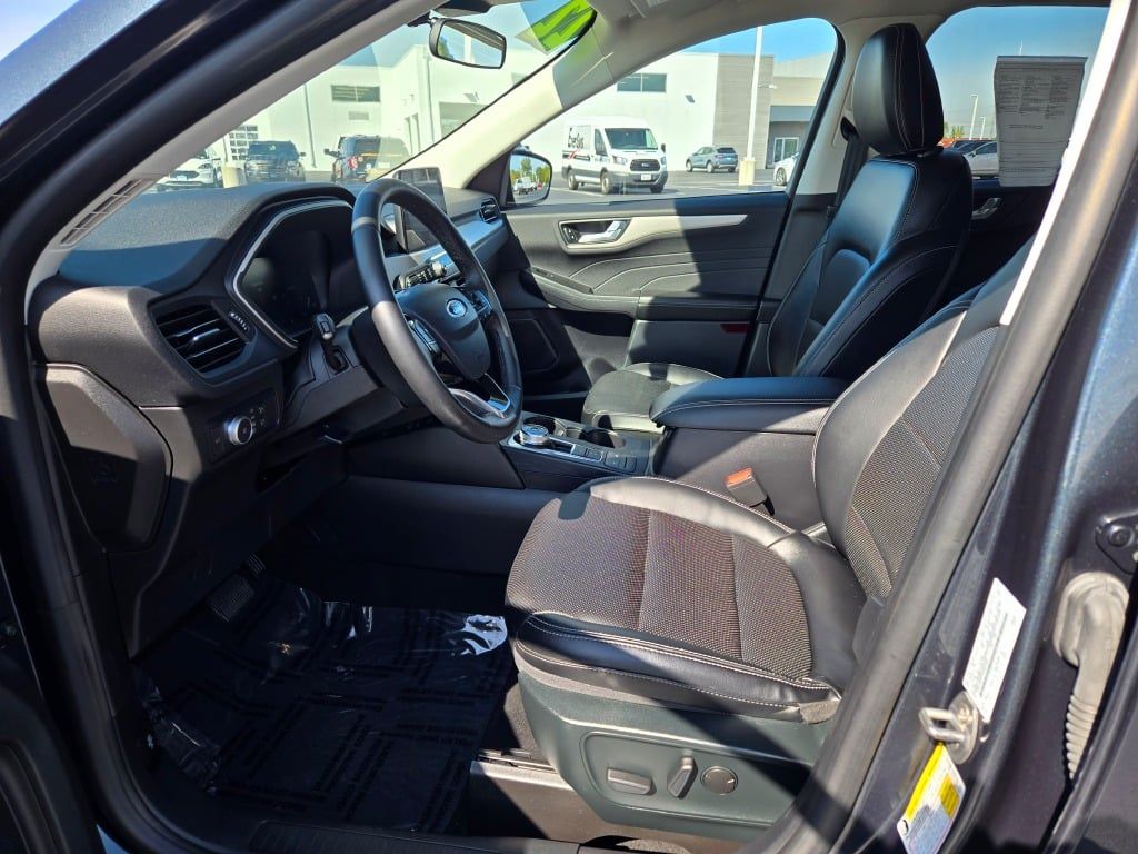 2022 Ford Escape SEL photo 17