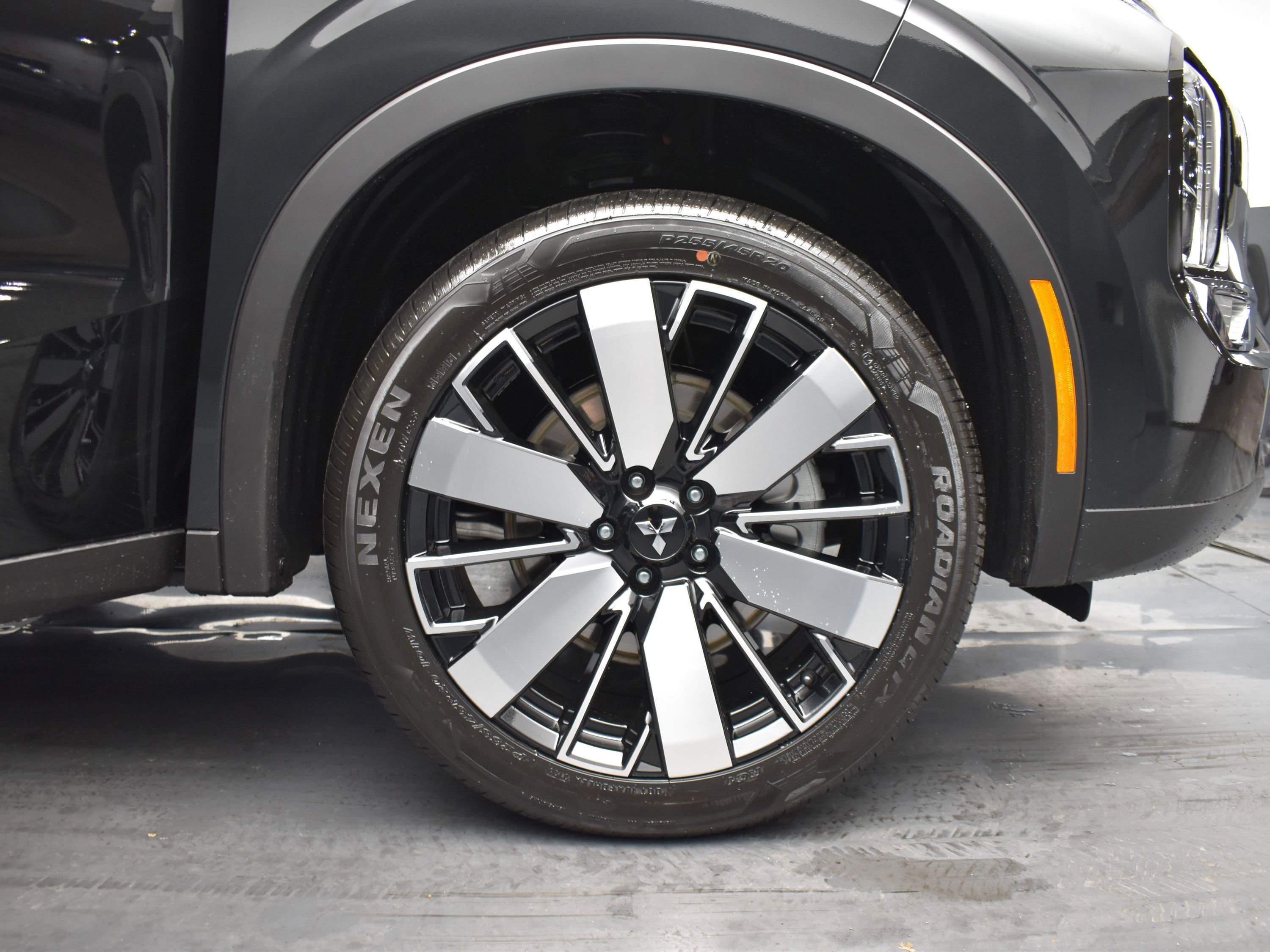 2026 Mitsubishi Outlander SE photo 3