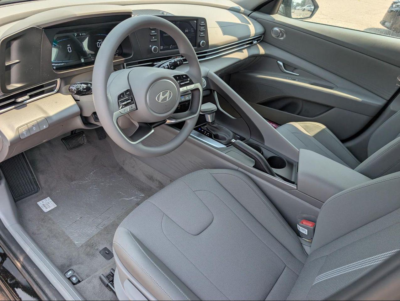 2025 Hyundai Elantra SE photo 9