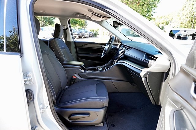 2023 Jeep Grand Cherokee Laredo photo 10
