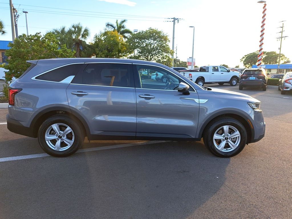 2023 Kia Sorento LX photo 4
