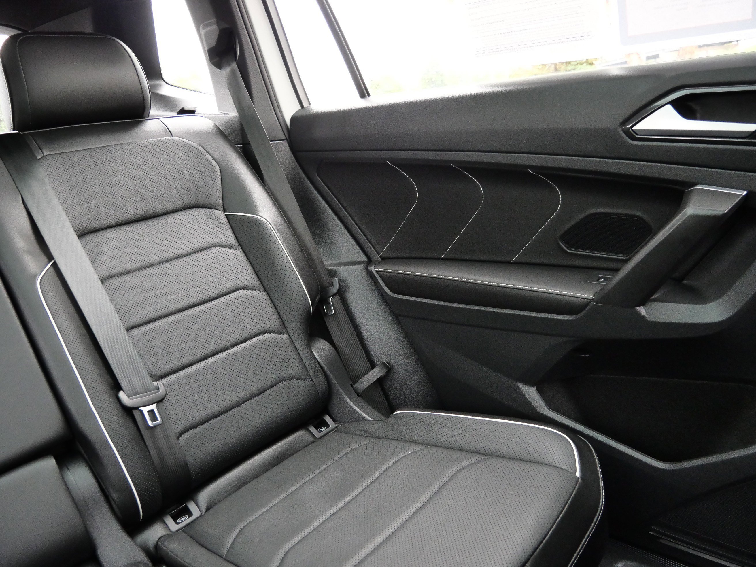 2023 Volkswagen Tiguan SEL R-Line Black photo 16