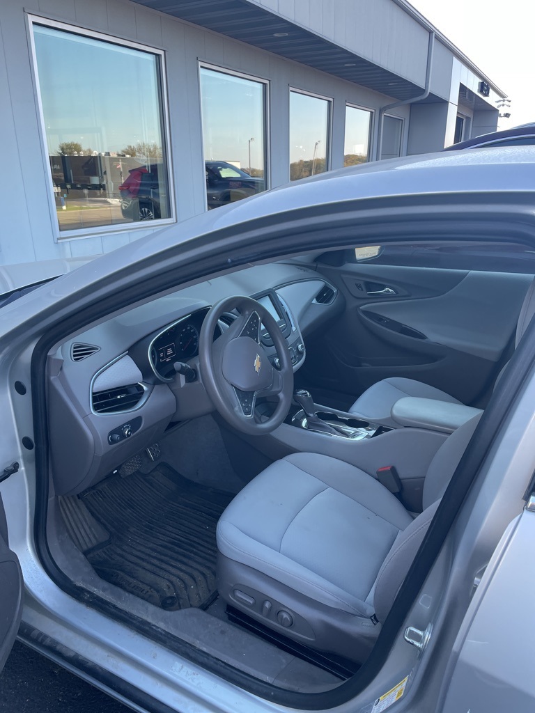 2016 Chevrolet Malibu LS photo 2